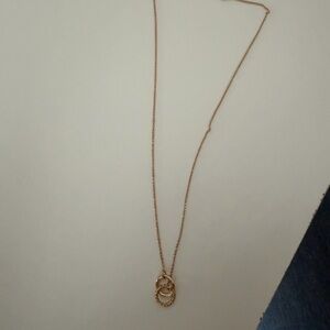 Elegant Gold Necklace with Interlocking Rings